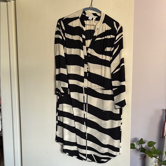 Diane von Furstenberg Freya Zebra Stripe Silk Shirt Dress, Size 6 - Picture 1 of 9